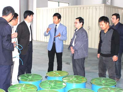 陳寶全參觀發(fā)熱電纜半成品