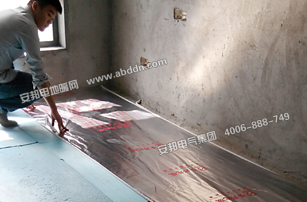 安裝保溫板和鋪設(shè)地膜