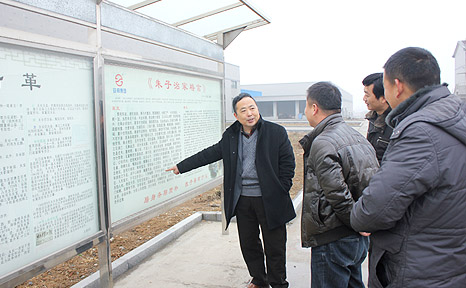 吳書(shū)記觀看安邦企業(yè)文化欄