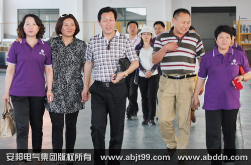 企業(yè)家們參觀電地暖生產(chǎn)車間