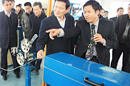 安邦集團(tuán)董事長(zhǎng)李貽連為領(lǐng)導(dǎo)們講解發(fā)熱電纜生產(chǎn)工藝