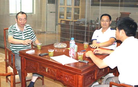 照片說明:圖左為土地局局長 高誠庚;圖中為監(jiān)察科長 趙國喜;圖右為安邦集團董事長 李貽連