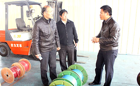 董事長李貽連講解發(fā)熱電纜生產(chǎn)工藝