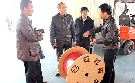 安邦集團董事長李貽連為調(diào)研組講解電伴熱產(chǎn)品功能