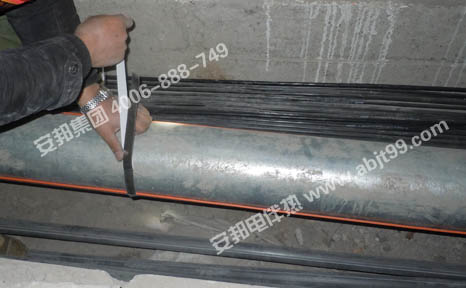 安邦施工人員正在安裝消防電伴熱帶