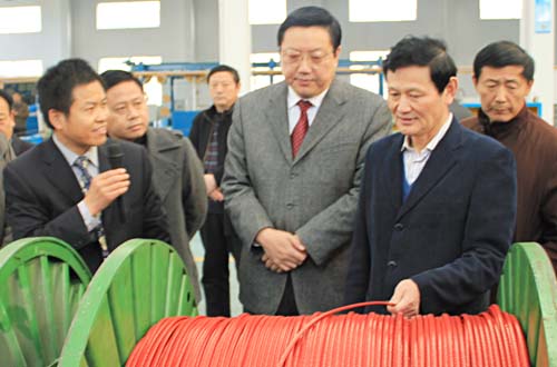 李耀才手拿產(chǎn)品仔細(xì)觀看